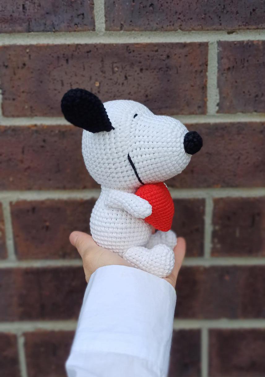 Snoopy Crochet Plush: Kawaii Handmade Soft Yarn (16 cm)