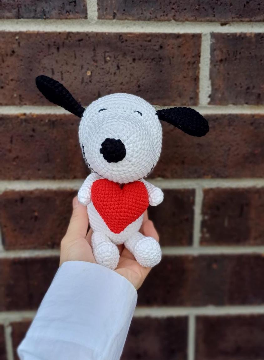 Snoopy Crochet Plush: Kawaii Handmade Soft Yarn (16 cm)