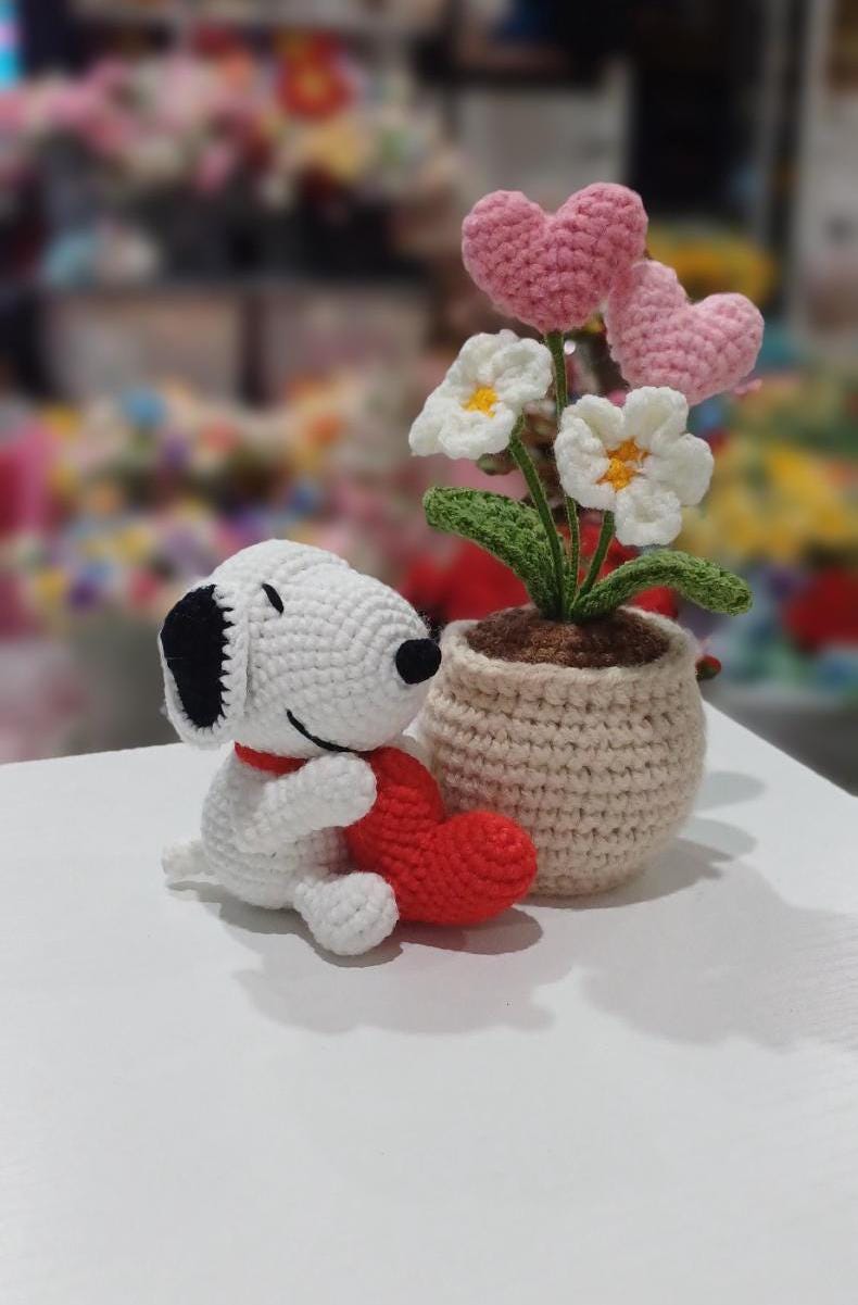 Handmade Crochet Snoopy Keychain: Peanuts Fan Gift