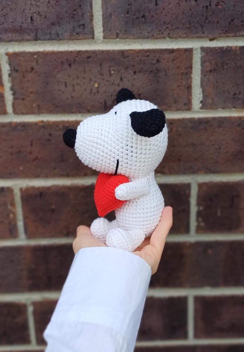 Snoopy Crochet Plush: Kawaii Handmade Soft Yarn (16 cm)