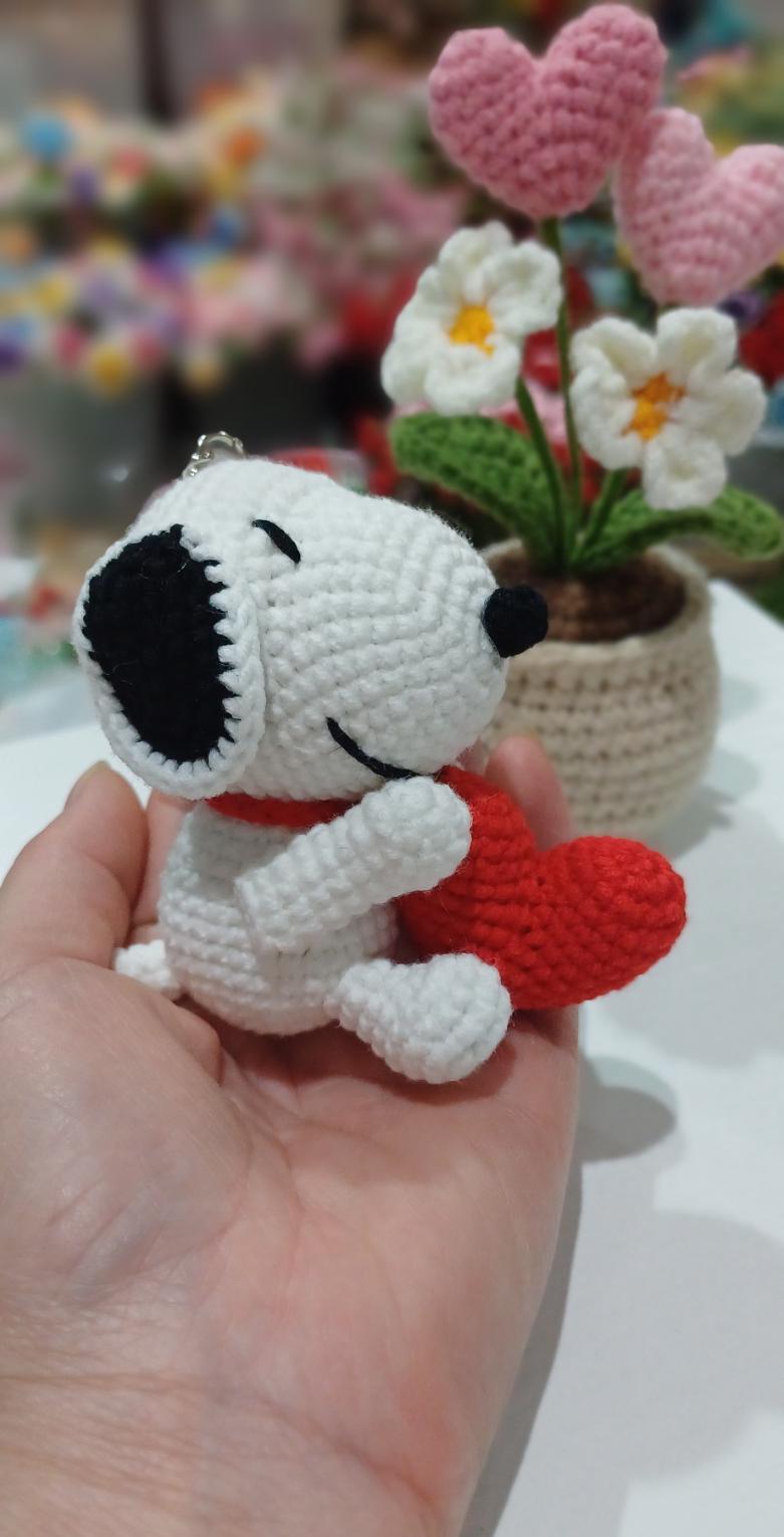 Handmade Crochet Snoopy Keychain: Peanuts Fan Gift