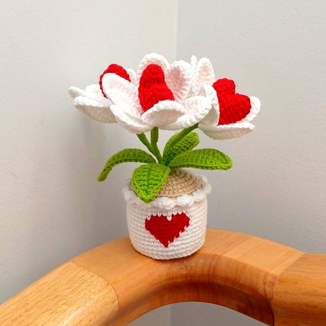 Crochet Tulip Mother's day Gift – 17 cm Handmade Flower with Love Heart Pot