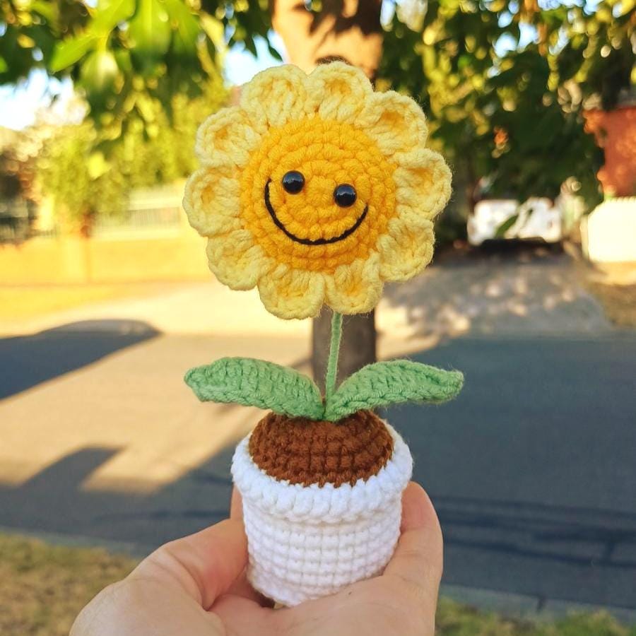 Handmade Crochet Smiling Sunflower – Amigurumi Sunflower Plush – Potted Flower Decor – Unique Handmade Gift - Mother's Day Gift - Home Decor