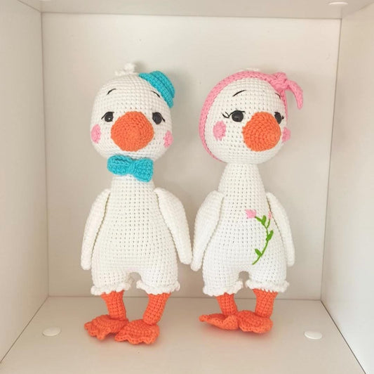 Handmade Crochet Goose Couple – Nursery Decor – 27 cm Tall – Soft Amigurumi Baby Room Decoration